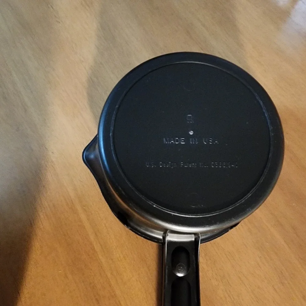 The Pampered Chef  Small microwave Cooker 1qt 4 cup Vegetable Steamer
